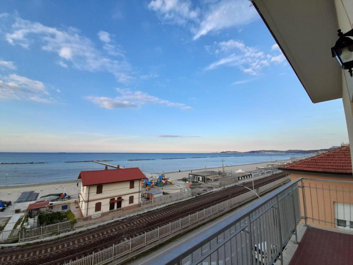 Appartamento Fronte Mare Falconara Marittima Exterior foto